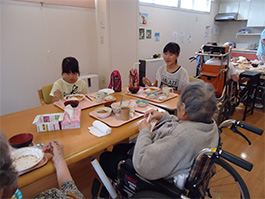 土支田の「子ども食堂」の風景（写真）